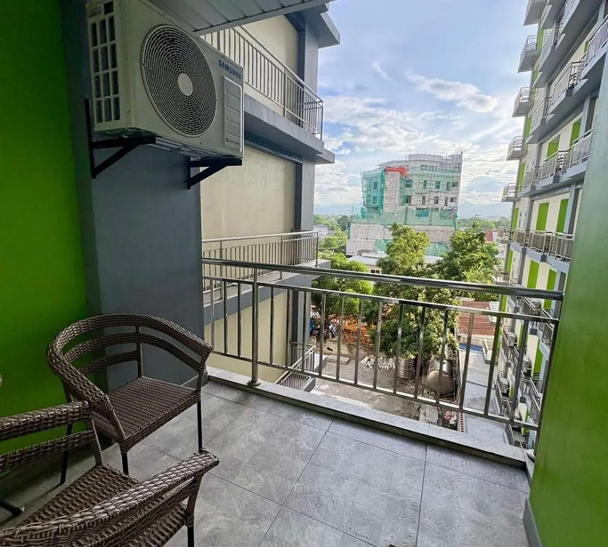 Sheryll Escapes - La Grande Phase 2, Grand King Studio 517 With Balcony, Wifi & Netflix Ángeles 0*,  Filipinas